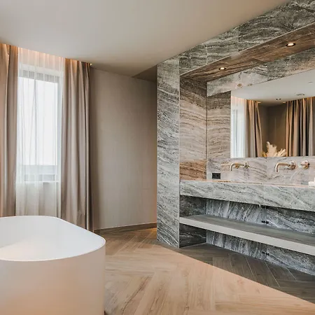 Hotel Der Valk 4*